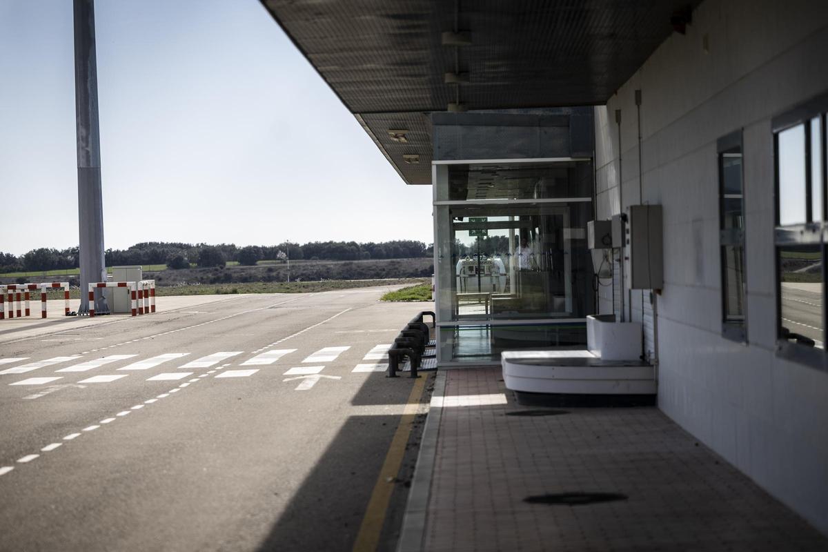 En imágenes | Este es el estado actual del aeropuerto Huesca-Pirineos, el menos utilizado de España