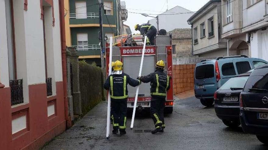 Los bomberos, tras un operativo en Carril (Vilagarcía). // Noé Parga