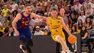 La Laguna Tenerife mejora y planta batalla casi hasta el final, pero cae de nuevo ante el Barça (97-89) y se queda sin margen de error