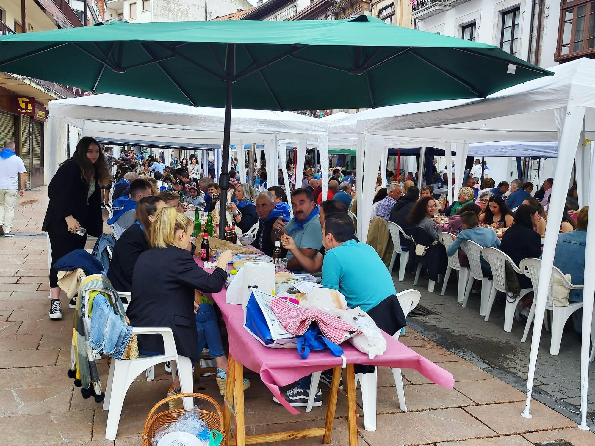 Grado abre boca para Santiago con la comida en la calle