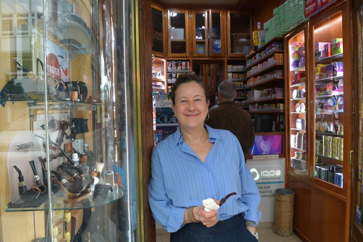 Eloísa Rivas, encargada del histórico estanco Rúa Nova de A Coruña.