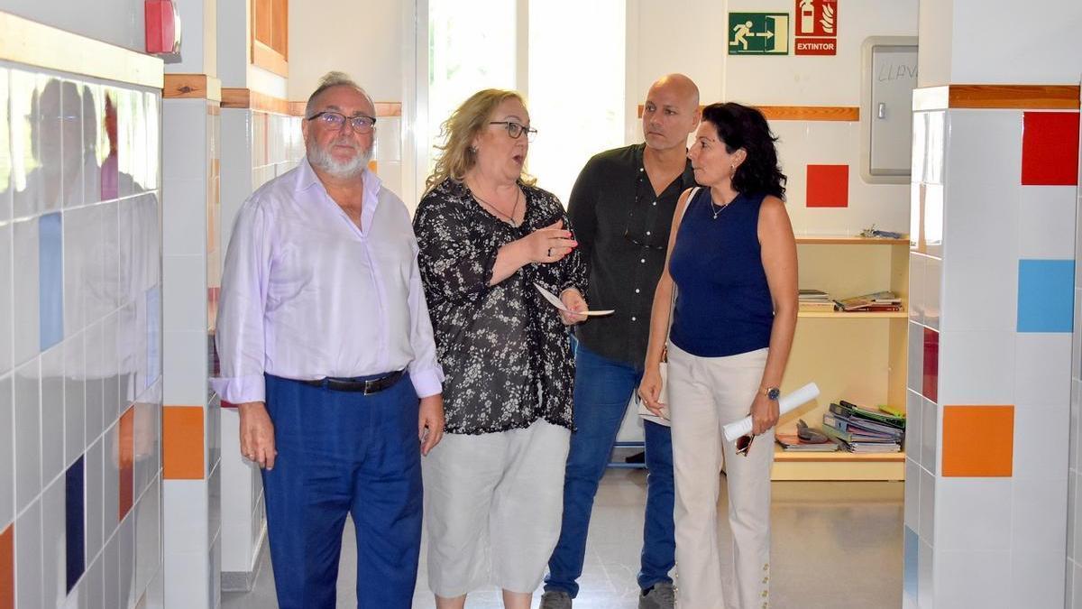 El alcalde de Alhaurín de la Torre, Joaquín Villanova, visita el CEIP Alzagara.