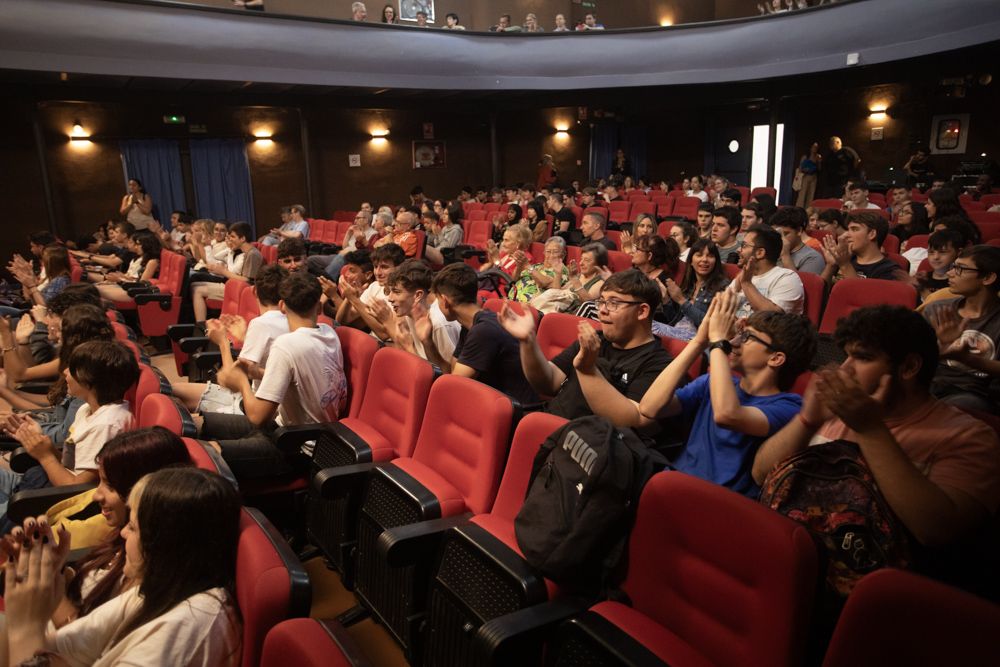 Alumnos del IES María Moliner demuestran su talento sobre un escenario en su despedida de la ESO
