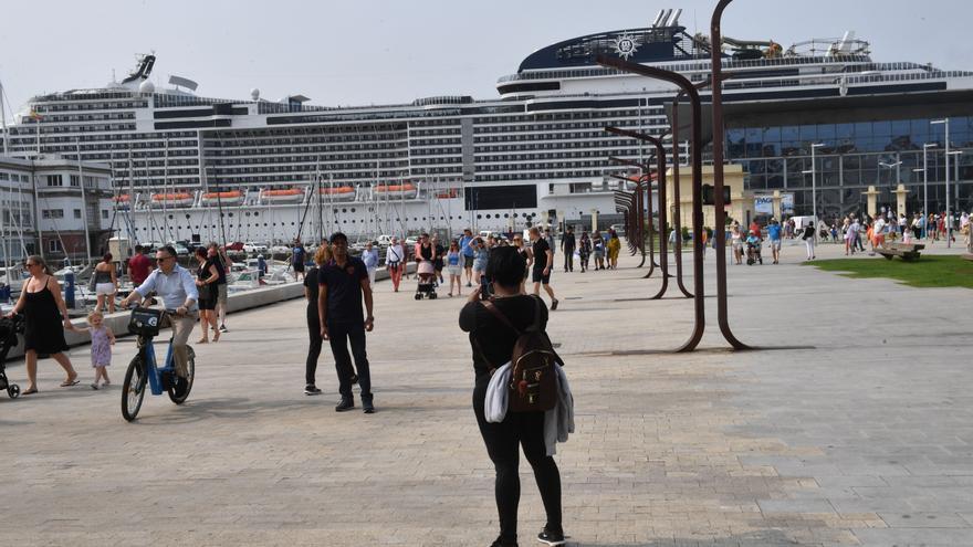 Cruceros en A Coruña: Récord de pasajeros en un único trasatlántico