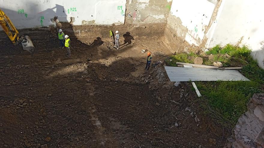 Obras en la calle Tintes, en el barrio de San Bartolomé, donde los vecinos denuncian que hay restos arqueológicos