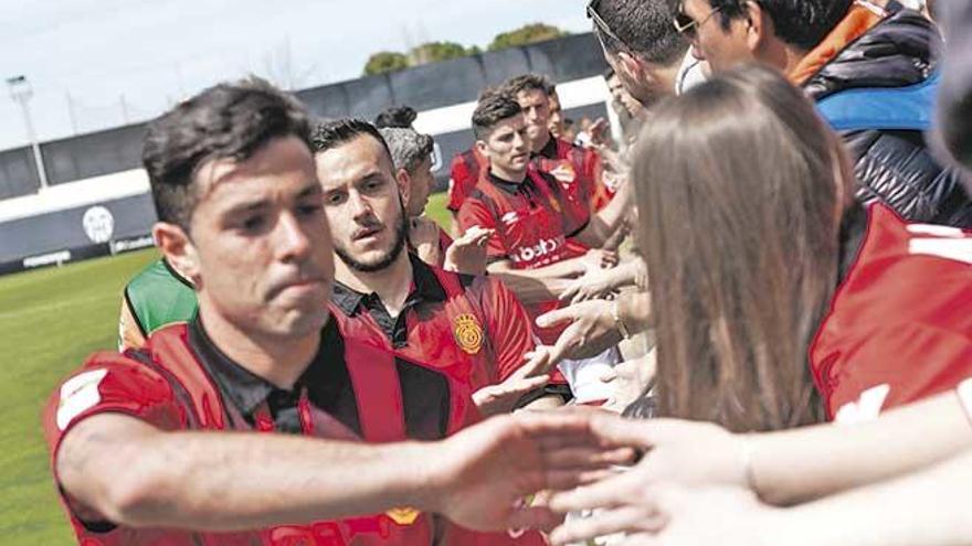 Álvaro Bustos (en primer plano) y Joan Sastre (en segundo) saludan a la hinchada bermellona.