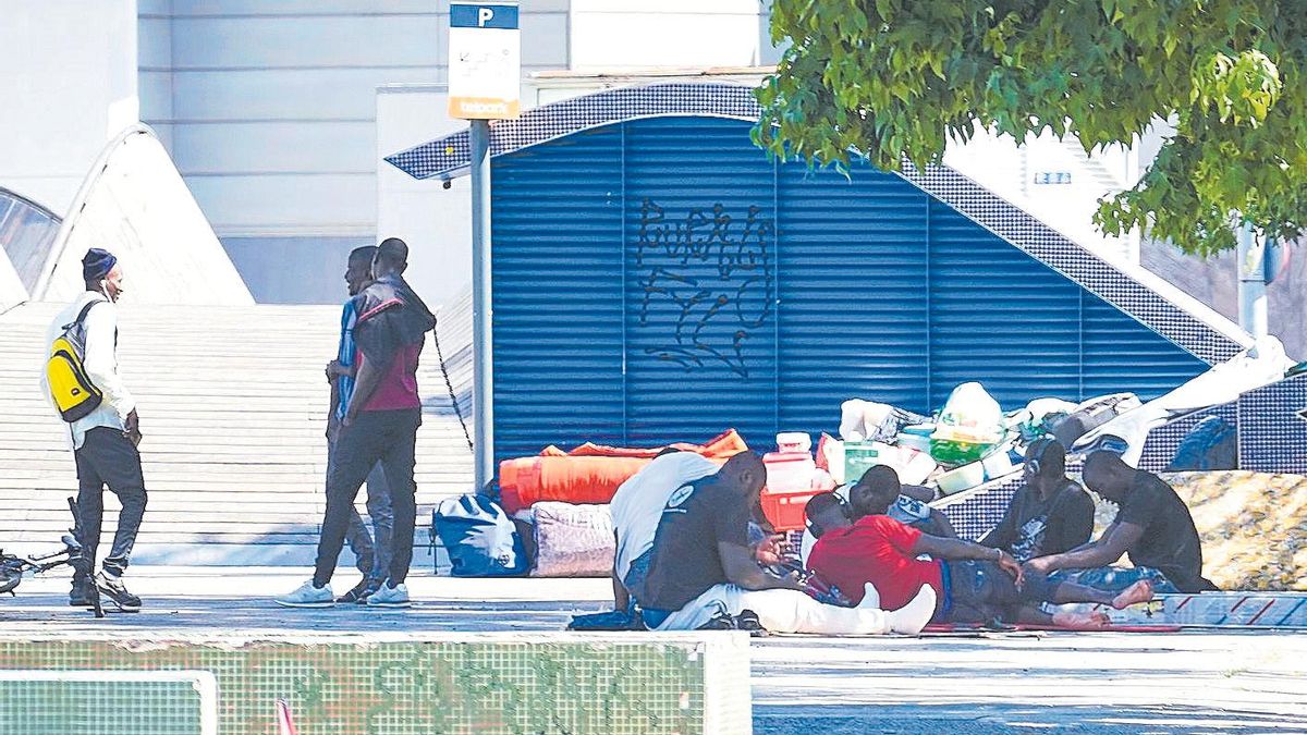 Un grup de persones migrants que des de fa més de tres mesos viu al Parc Central
