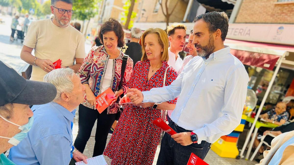 El portavoz socialista, Daniel Pérez, junto a su equipo.