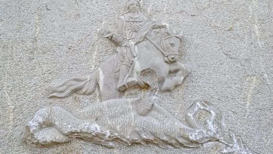 Vandalitzen la clau de volta de la porta d&#039;una ermita de l&#039;Empordà