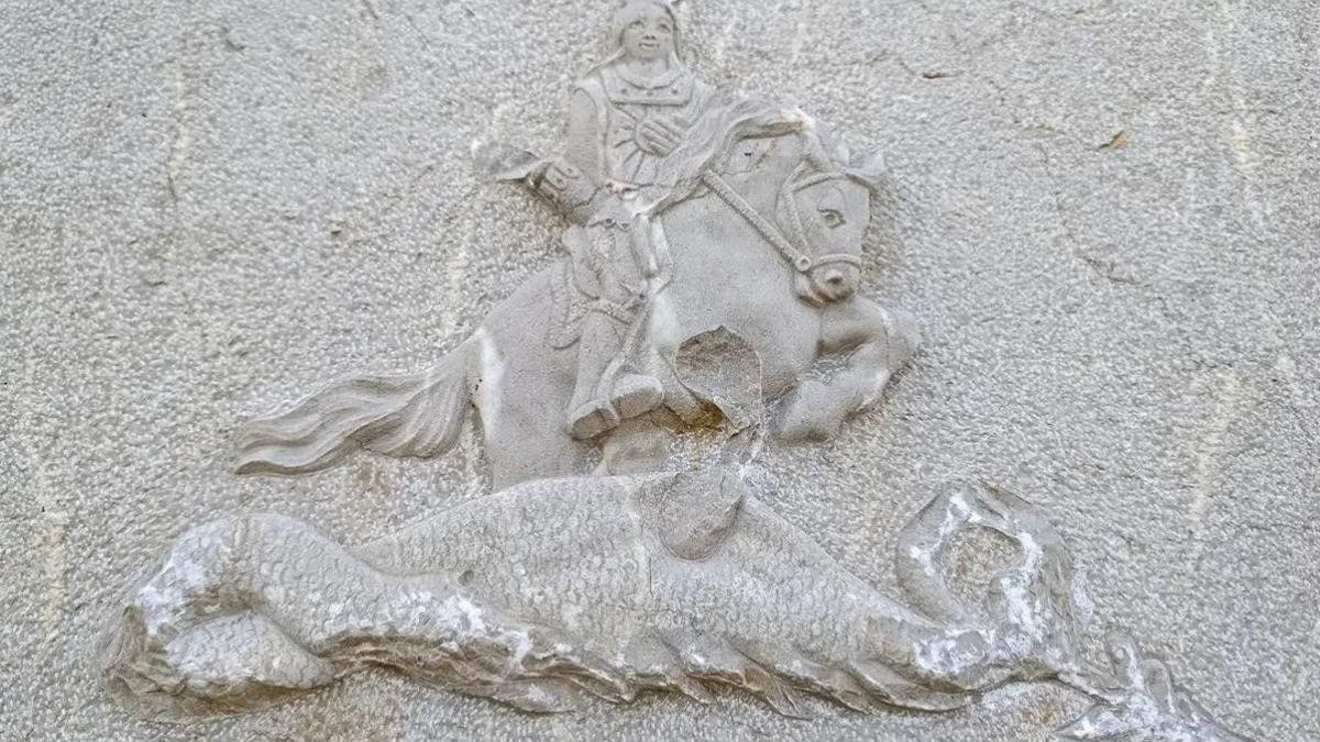 La clau de volta de la porta, on es representa el sant, ha estat vandalitzada