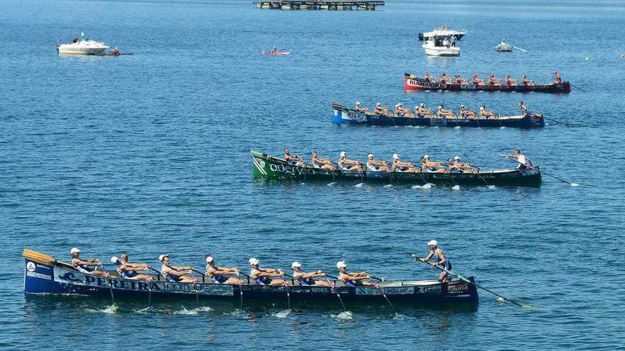 Una regata de esta temporada de traineras disputada en aguas de Meira. // Gonzálo Núñez