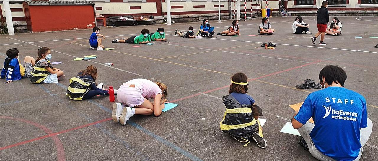 Niños participando en un programa de ocio saludable, durante el verano, en Mieres.