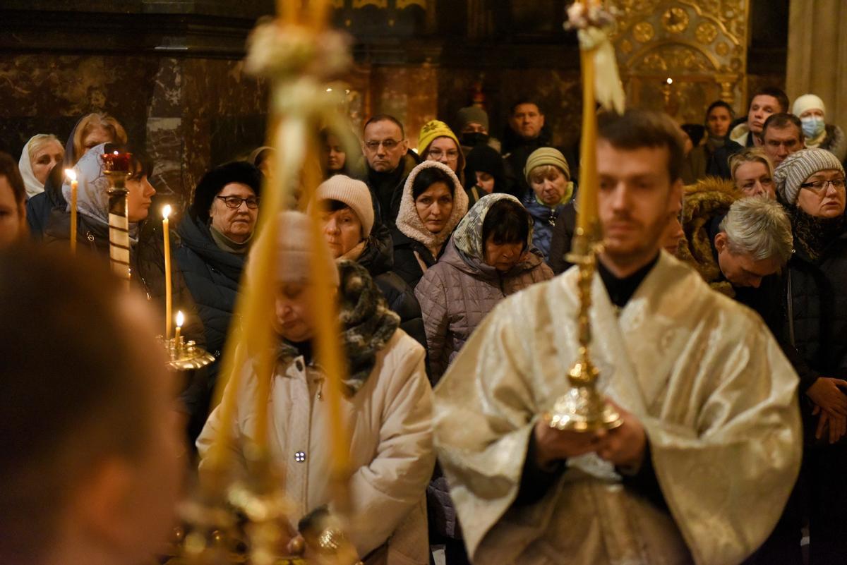 Creyentes asisten a un servicio de oración de Nochebuena en la Catedral de San Volodymyr en Kyiv, Ucrania.