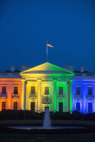 La Casa Blanca ha iluminado su fachada con la bandera arcoiris tras la aprobación del matrimonio homosexual