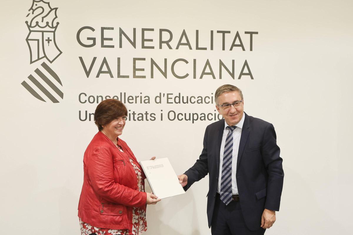 La presidenta de la AVL, Verònica Cantó, con el conseller de Educaición, José Antonio Rovira, en octubre.