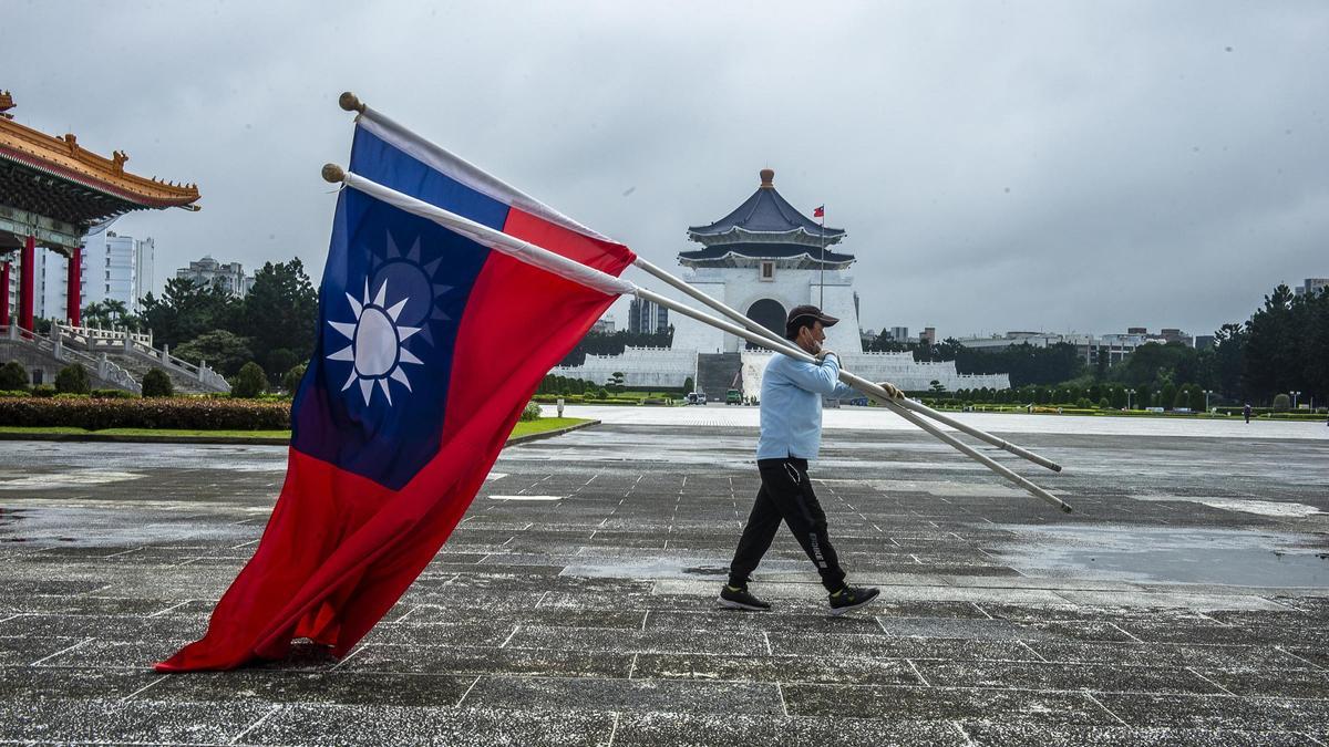 Imagen de archivo de un hombre con una bandera de Taiwán.