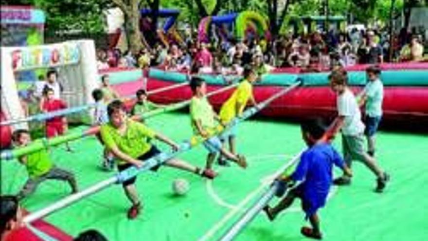 Gentes de las comarcas se suman, pese al mal tiempo, al día grande de la feria