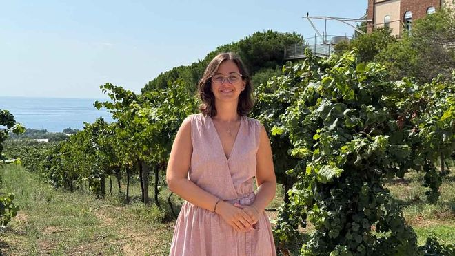 Mireia Pujol-Busquets, directora adjunta d’Alta Alella i el Celler de les Aus, a les vinyes del celler del Maresme.