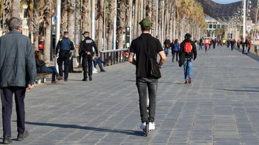 Un conductor de patinet elèctric a Barcelona