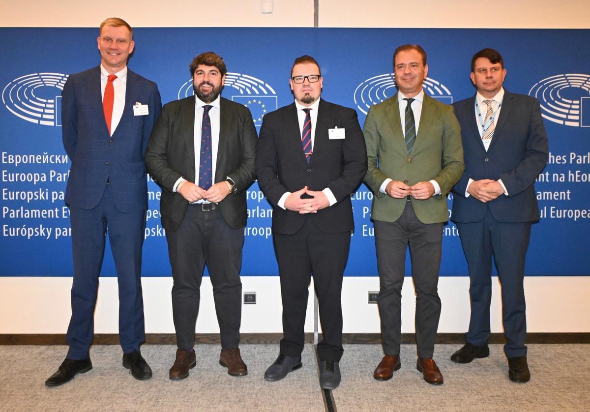 Fernando López Miras y Marcos Ortuño, acompañados por el presidente del Consejo Regional de Häme, Toni K. Laine, y diferentes representantes de esta región finlandesa