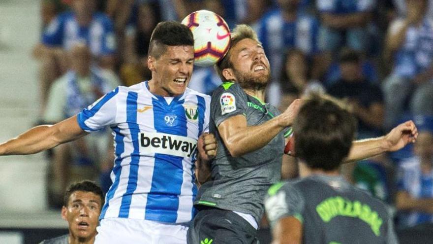 Guido Carrillo (i), disputa un balón con Asier Illarramendi.