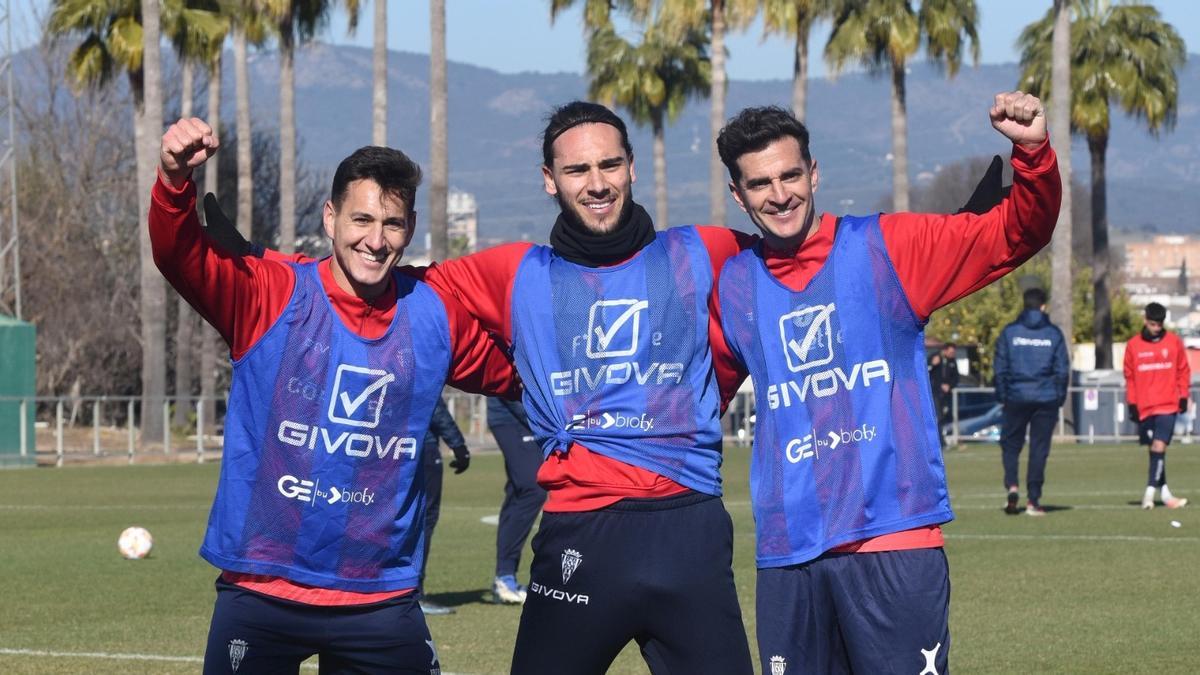 Antonio Caballero, Gudelj y Juan Villar, en un lance del entrenamiento del viernes en la Ciudad Deportiva.