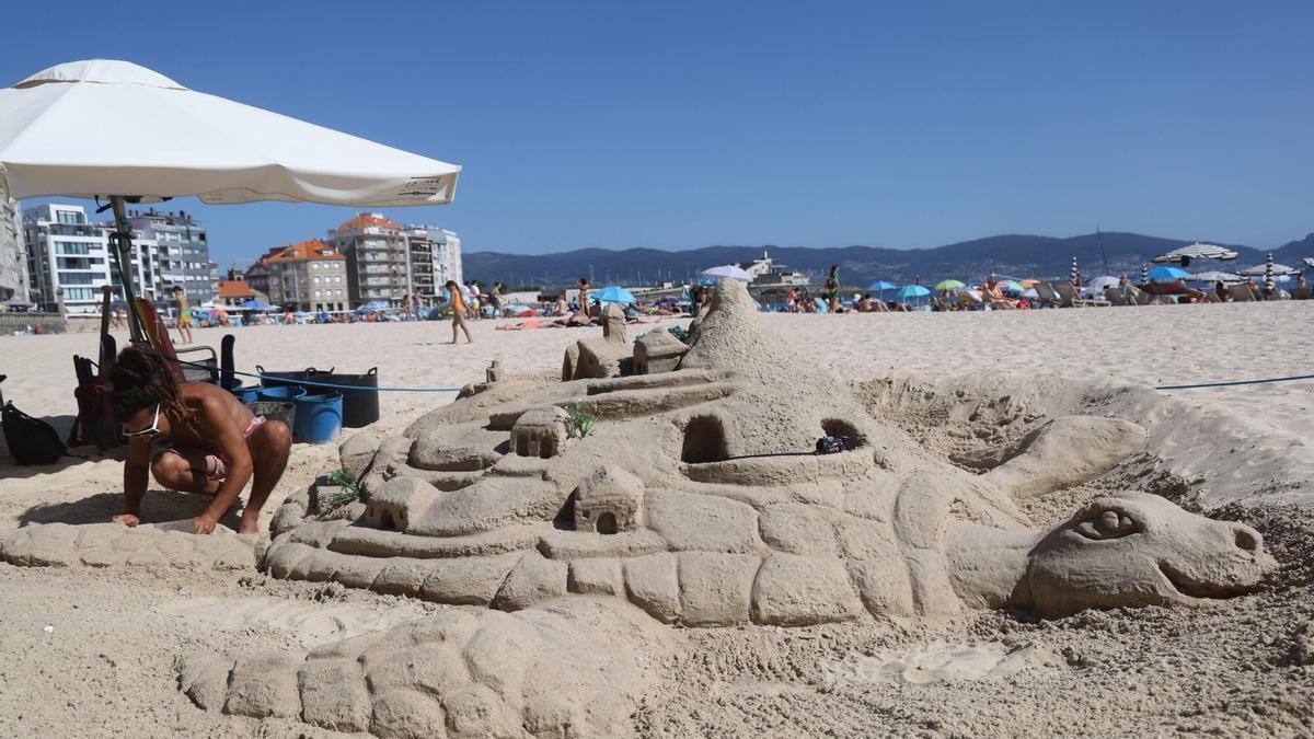 La tortuga-ciudad de arena en proceso, el pasado fin de semana.