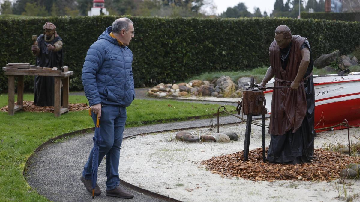 Un visitante contemplando figuras del belén monumental en el Jardín Botánico.