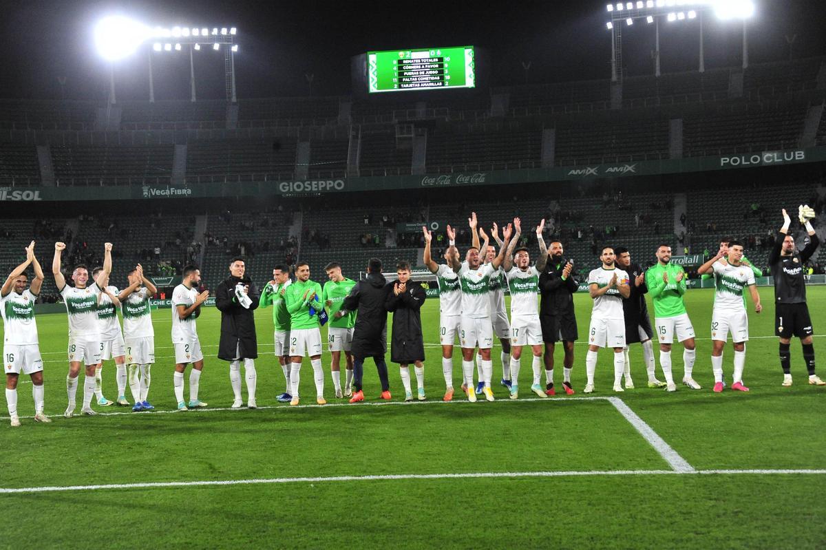 Los jugadores del Elche celebran con su afición la victoria del pasado domingo ante el Amorebieta