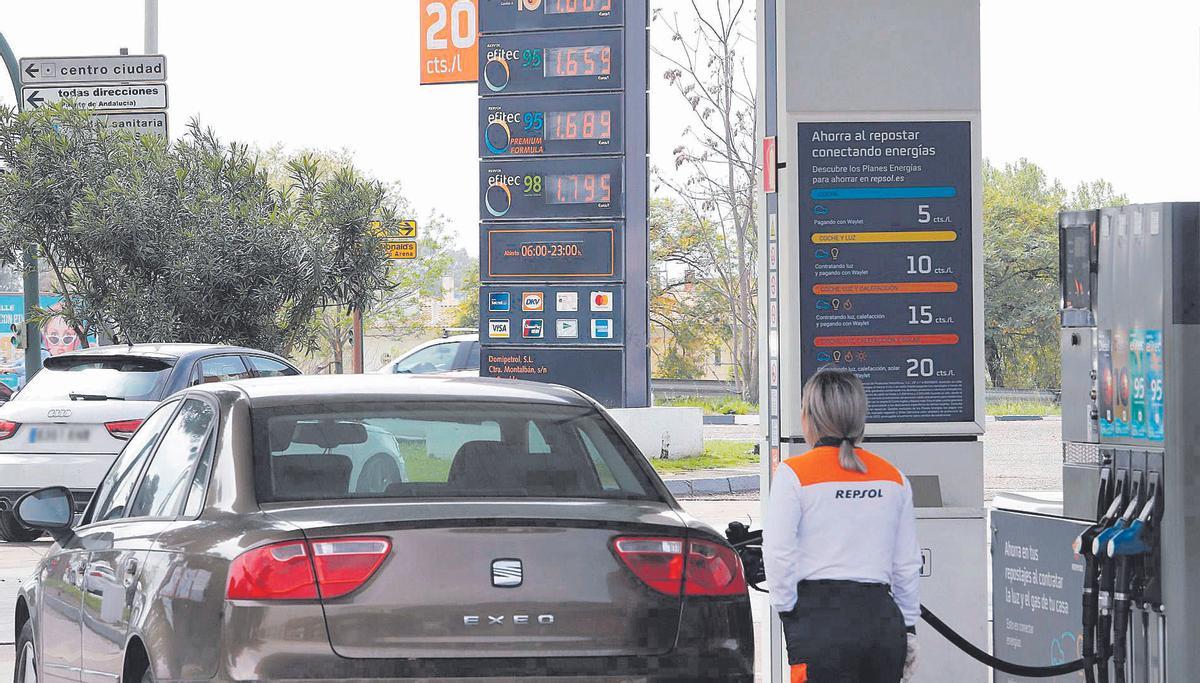 Varios vehículos repostan en una gasolinera de Córdoba.