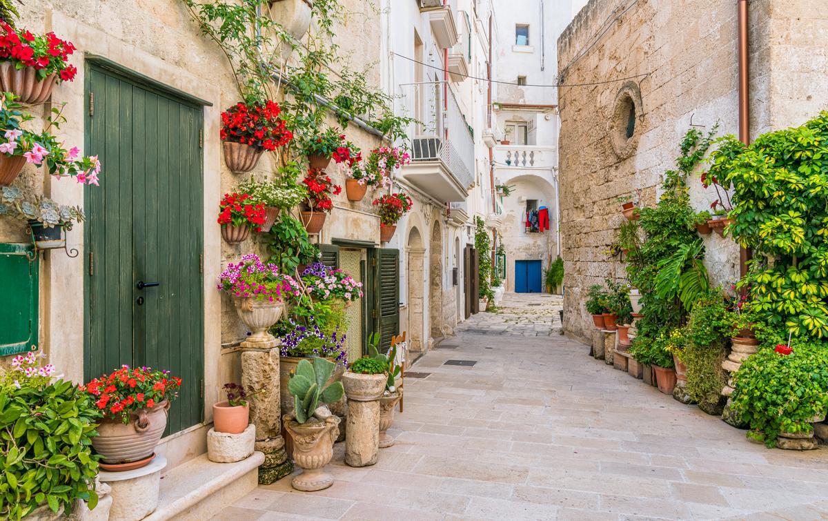 Las calles de Monopoli se llenan de color con flores y naturaleza viva