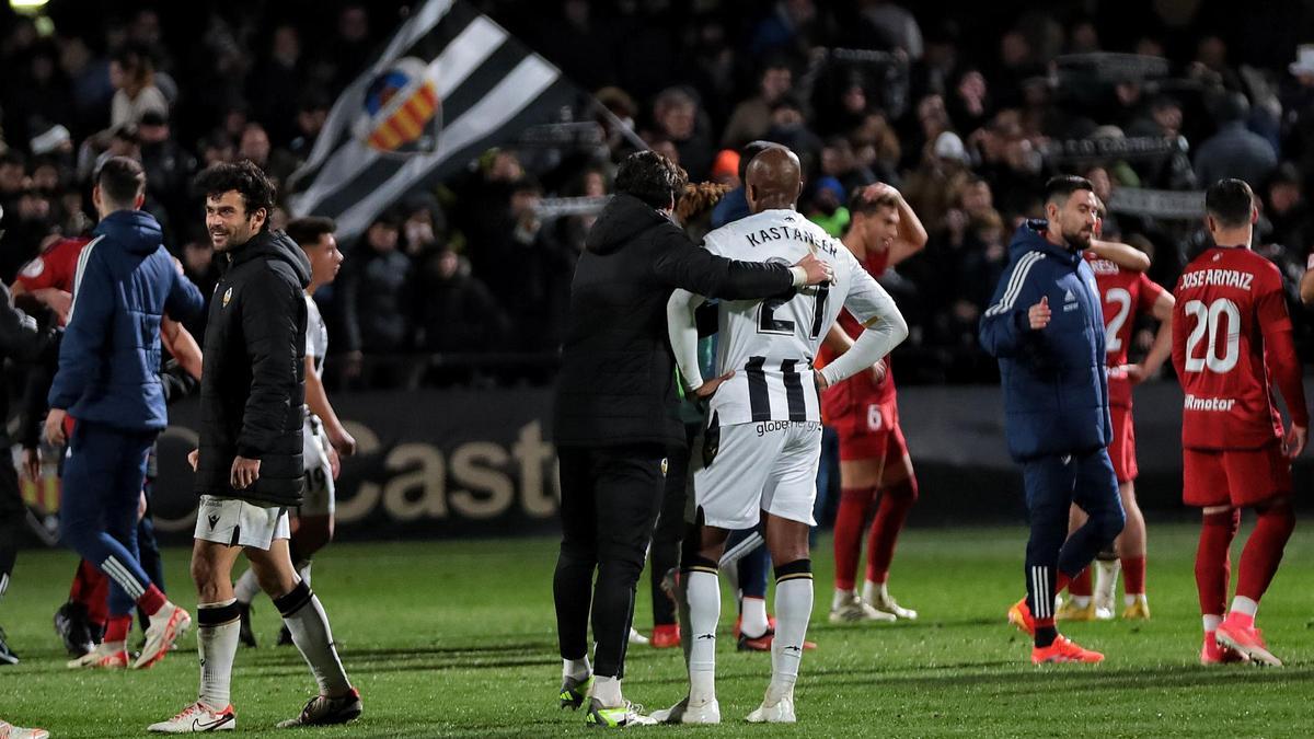 Kastaneer, de espaldas, consolado tras la eliminación copera.