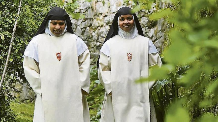 Dos de las monjas en su convento de Santiago, en una imagen de la revista &#039;Barca Santiago&#039;.