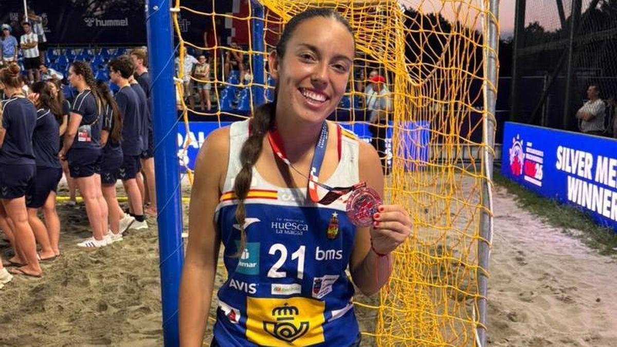 La selección española de balonmano playa consigue la medalla de bronce en el Campeonato del Mundo, un logro en el que la jugadora valenciana Paula Quiles ha tenido un papel destacado.