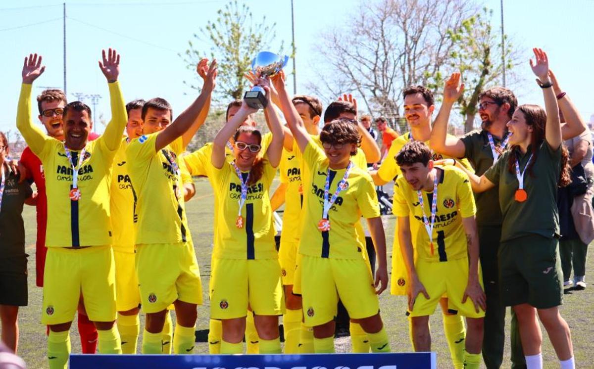 El equipo EDI del Villarreal levanta el título.