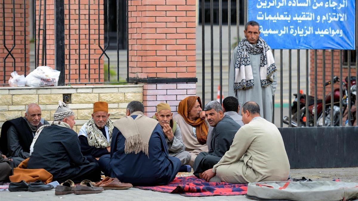 Familiares de víctimas del atentado en la mezquita del Sinaí, frente al hospital de la universidad del Canal de Suez, en la ciudad portuaria oriental de Ismailia.