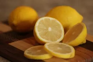 El increíble y efectivísimo truco que consiste en exprimir un limón dentro de los cajones: no harás otra cosa