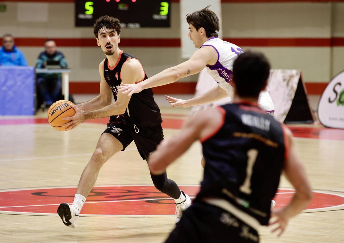 Guillem Arcos busca a quién pasar en el partido frente al Valladolid.