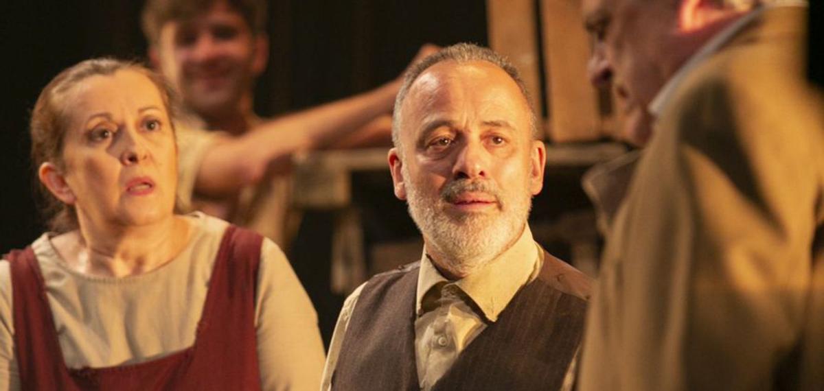 Pepa Pedroche y Javier Gutiérrez, durante la representación de «Los santos inocentes» en el Palacio Valdés. | María Fuentes