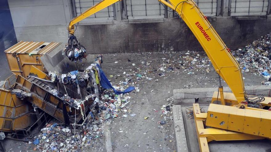 Los guantes y mascarillas arrojados a la basura se reciclan en Guadassuar