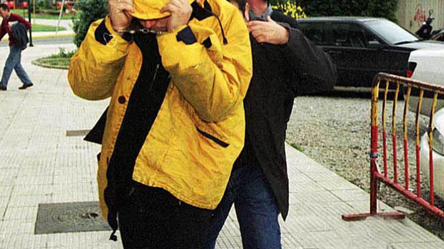 Antonio Núñez Saavedra, con el rostro cubierto, a su llegada a los juzgados de Vilagarcía en 2001. / j. l. oubiña