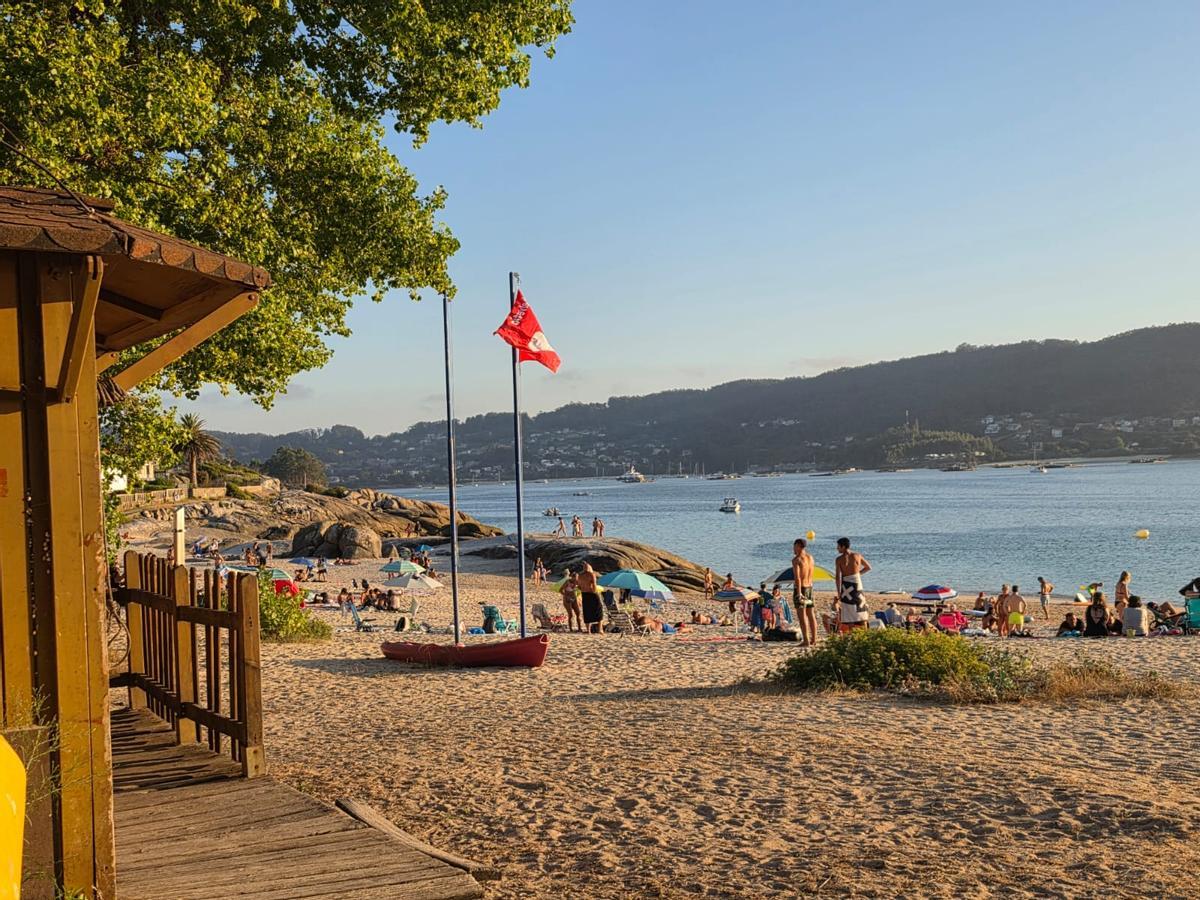 La bandera roja, a última hora de este martes, en la playa de Menduíña, en la ría de Aldán.