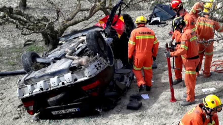 Un niño y una niña pequeños pasan la noche junto a su padre muerto y su madre herida tras un accidente de coche