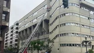 Alarma en el centro de Oviedo por la caída de cascotes desde lo alto del mayor geriátrico de la ciudad