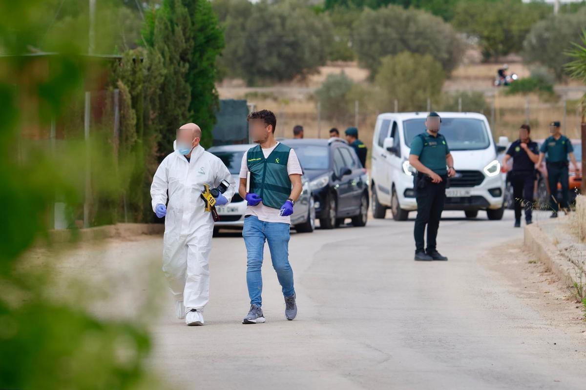 Un hombre se suicida tras matar a tiros a su mujer y a su hijastro en ...
