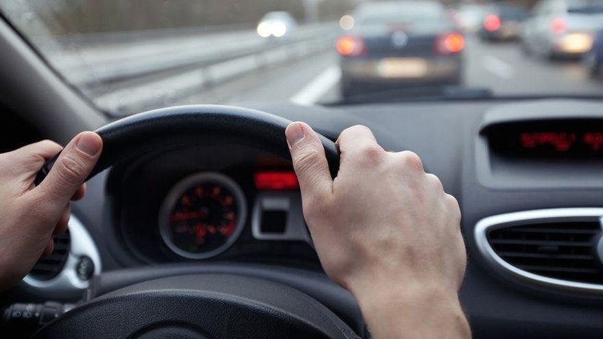 Sorpresa en el buzón: multa de 200 euros por conducir de día sin luces