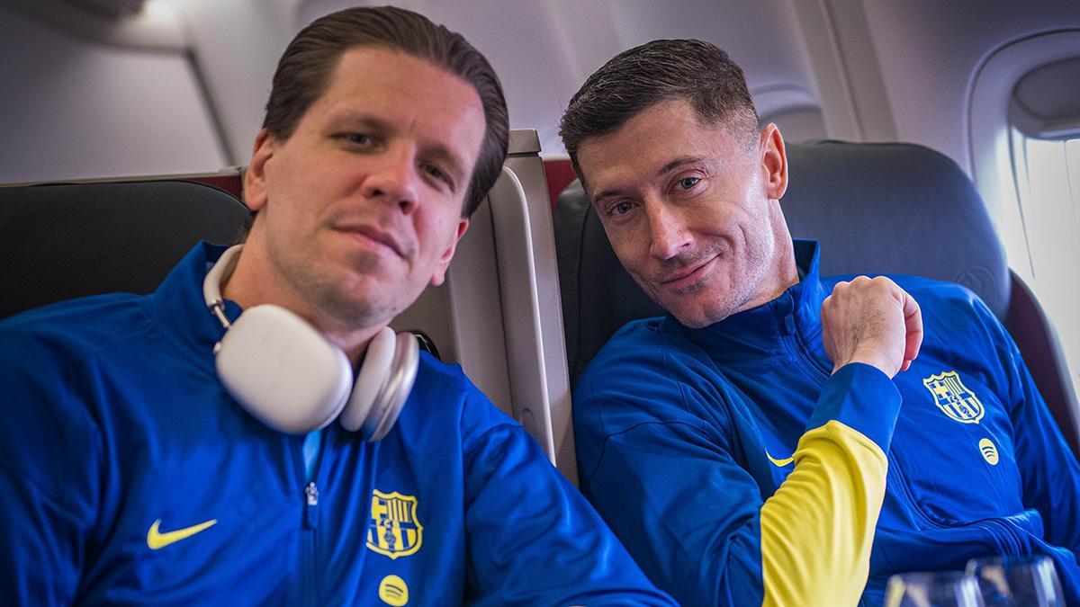Wojciech Szczęsny y Robert Lewandowski en el avión hacia Arabia Saudita para disputar la Supercopa