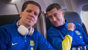 Wojciech Szczęsny y Robert Lewandowski en el avión hacia Arabia Saudita para disputar la Supercopa