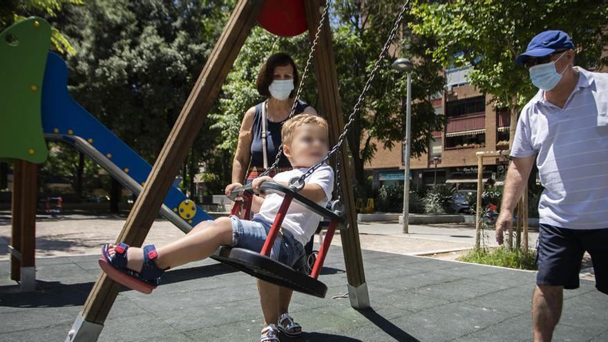 El uso de mascarilla en edades tempranas por algunos profesionales médicos.