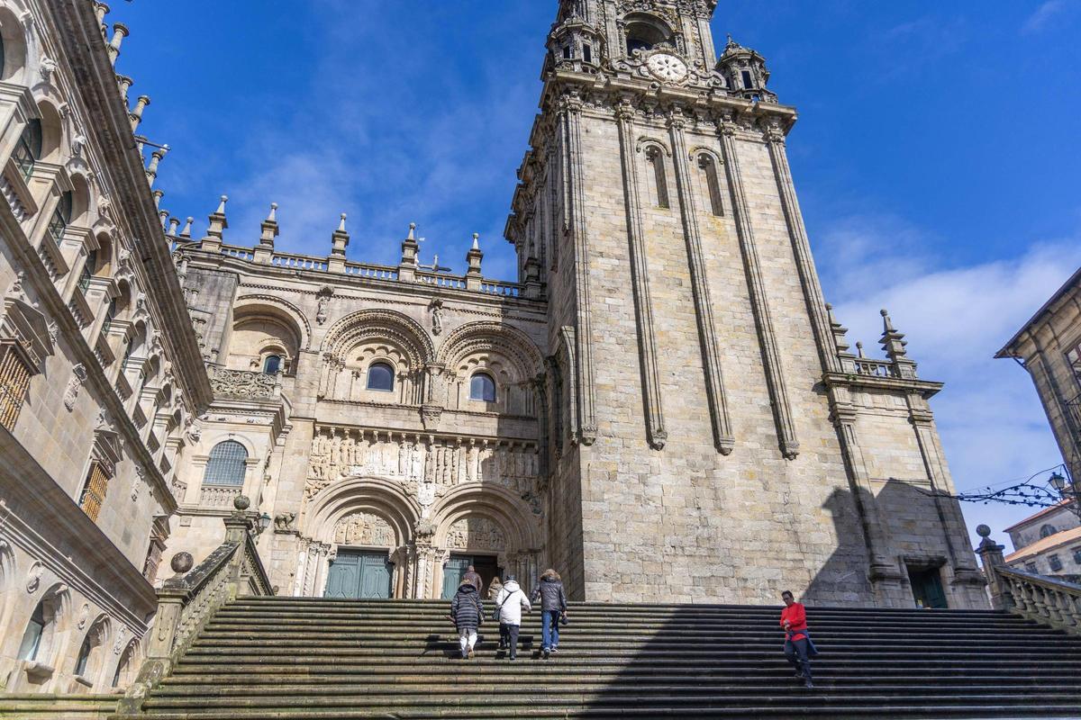 Varias mujeres suben las escaleras de Praterías, en Santiago